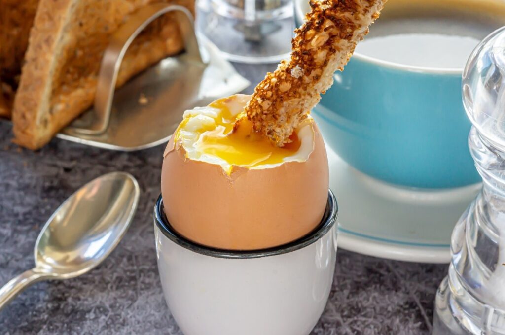 Cómo cocinar huevos pasados por agua perfectamente 4 Cómo cocinar huevos pasados por agua perfectamente